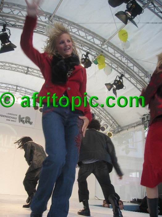 ../Images/Krefeld-Strssenmodenschau-2005 384.jpg